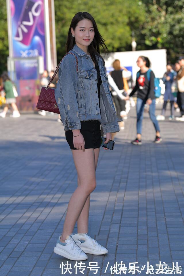 穿搭 紧身短裙与牛仔衣,搭出的是青春与魅力,减龄和时尚并行