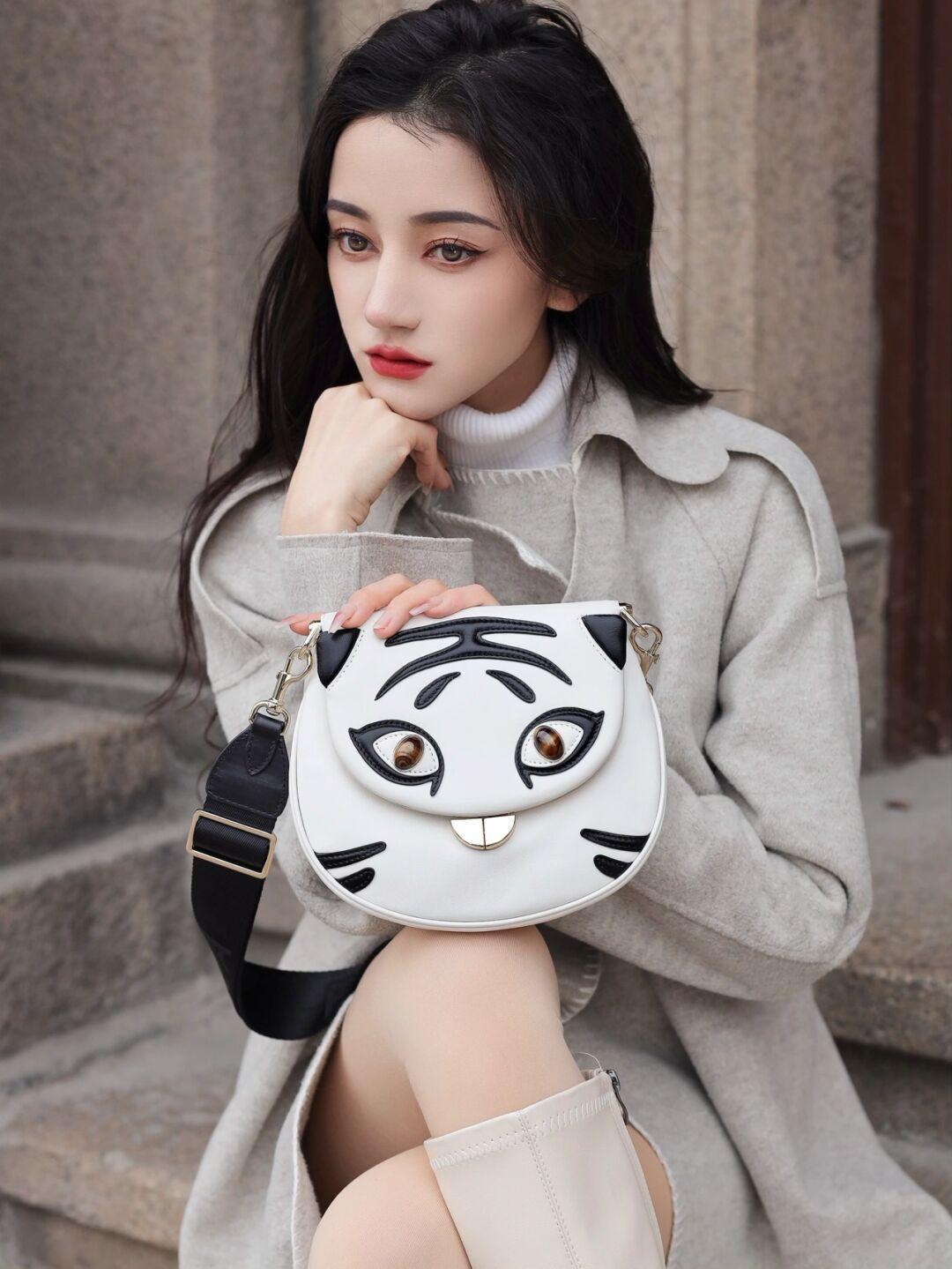 浪漫风|真正洋气的女人,冬天都爱穿这几款“大衣”,简约利落又百搭