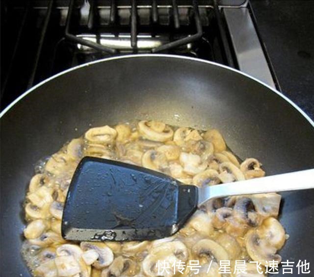 小孩|蘑菇加这个炒，竟然怎么好吃，味道特别鲜美，老人小孩都爱吃！