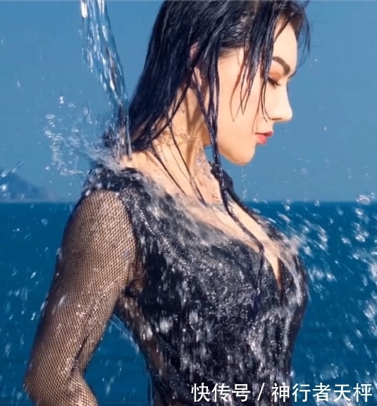 助理整桶水倒向跪地新娘后，直接抓拍到华丽瞬间，成片细节不寻常