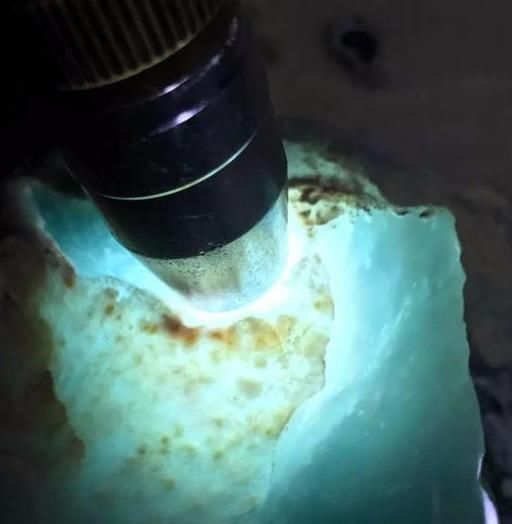 石木|翡翠原石木那白黄沙皮原料,切开后震惊了