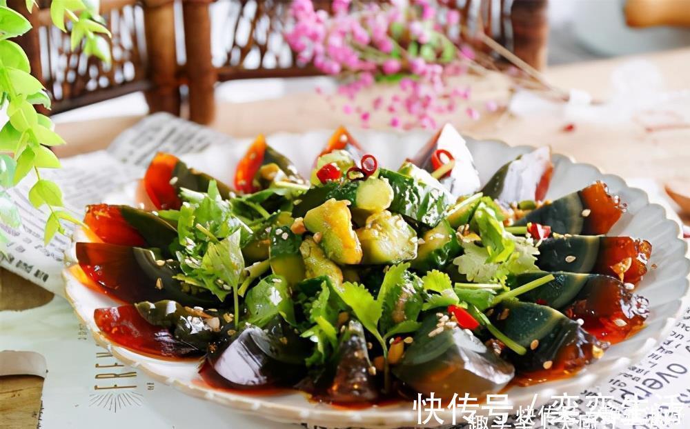 小米辣|皮蛋放锅里一蒸，饭店卖38一盘，在家只需5元钱，营养又解馋