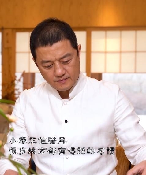 |李亚鹏:拍小寒节气段子,室内摆放的一瓶“干枝杜鹃”成最大亮点