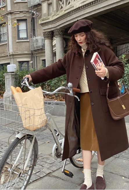 修饰|冬季该如何穿?经典大衣搭配半身裙或长裤高级感满满,简约大气