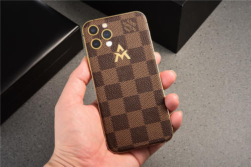 给iPhone穿上一身LV棋盘格纹，一次朴实无华的跨界之旅！