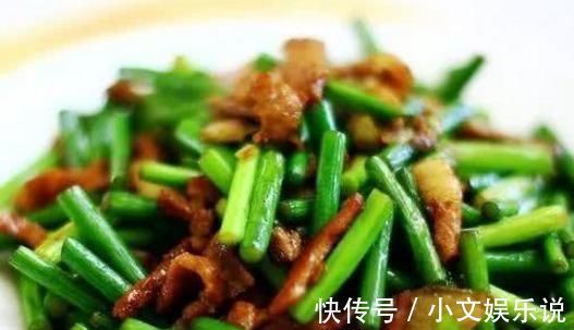 盐水|炒蒜苔时,直接下锅就“错了”,多做一步,蒜苔青翠又入味