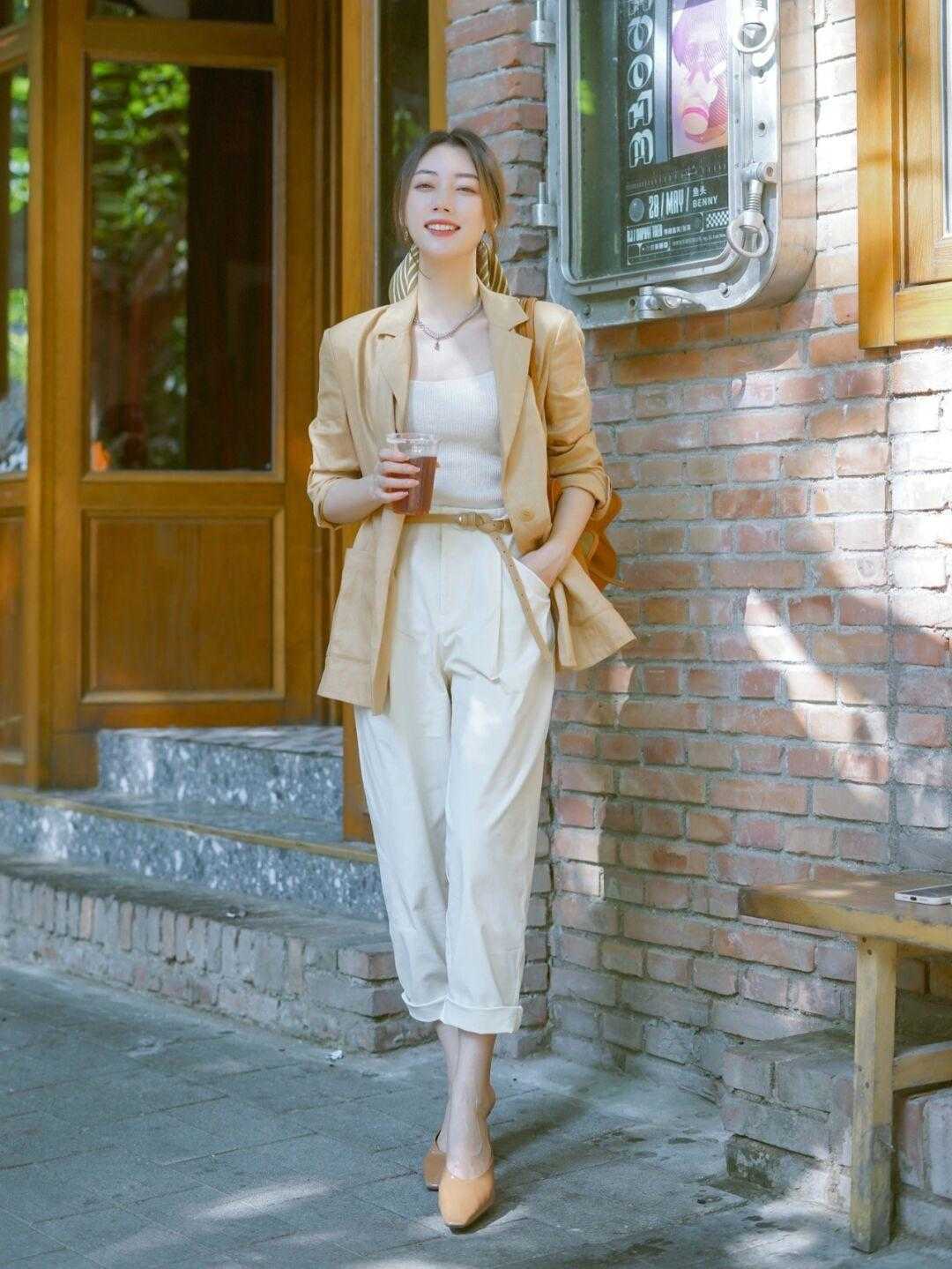 优雅|穿来穿去,还是“阔腿裤”舒适日常,搭配白色上衣,优雅又精致