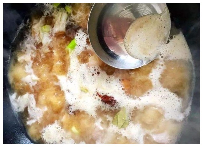 炖肉时产生的浮沫,是精华还是脏东西要撇去吗看完涨知识了