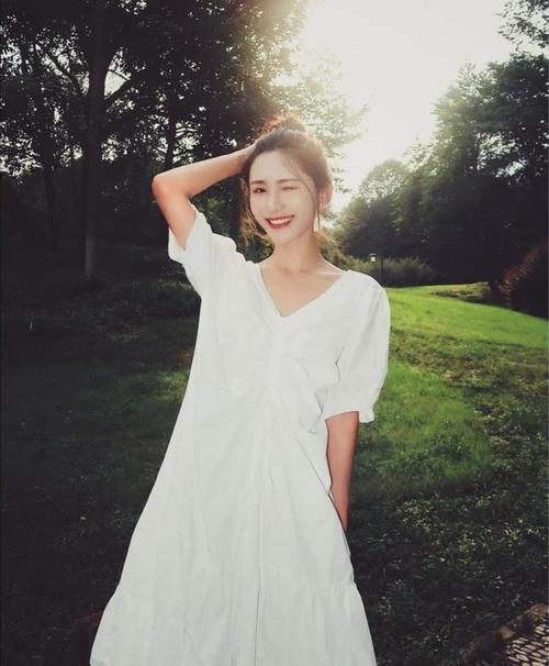 长发直发失宠了，今年流行丸子发型、碎发高马尾，简单清爽易打理