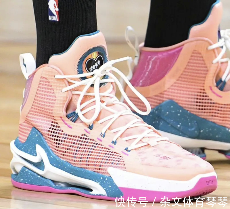 阿迪 东方力量闪耀全明星!老詹换了三双鞋,阿迪太惨,UA是最大赢家?