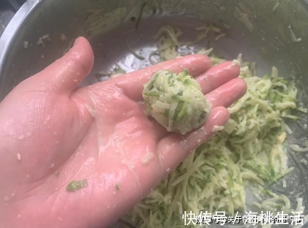 萝卜|炸萝卜丸子时,这一步不能少,丸子外酥里嫩,放凉不发硬,超好吃