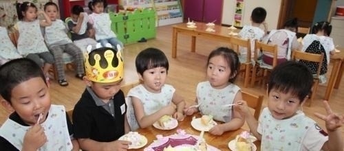 妈妈|孩子幼儿园过生日,妈妈送蛋糕被原封退回,老师:蛋糕太小了