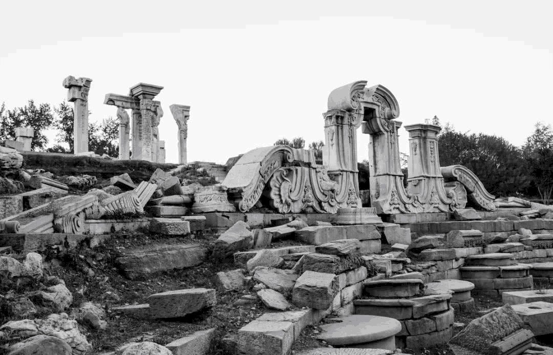 西方|一张罕见的圆明园旧照,疑似一群外国人在废墟上聚餐