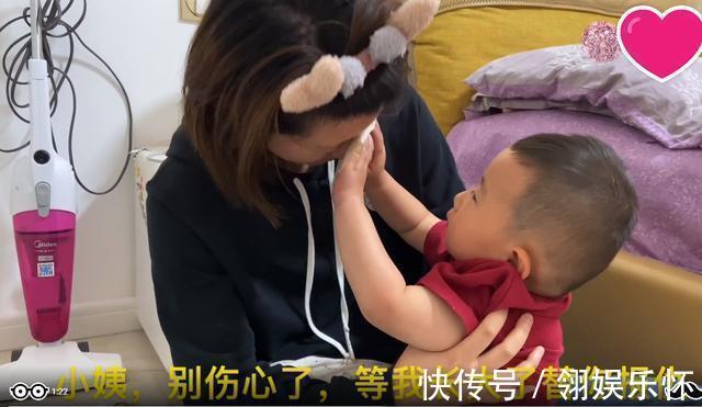 失恋|小姨失恋躲房间哭了,两岁宝宝这样安慰,网友“治愈神兽”一枚