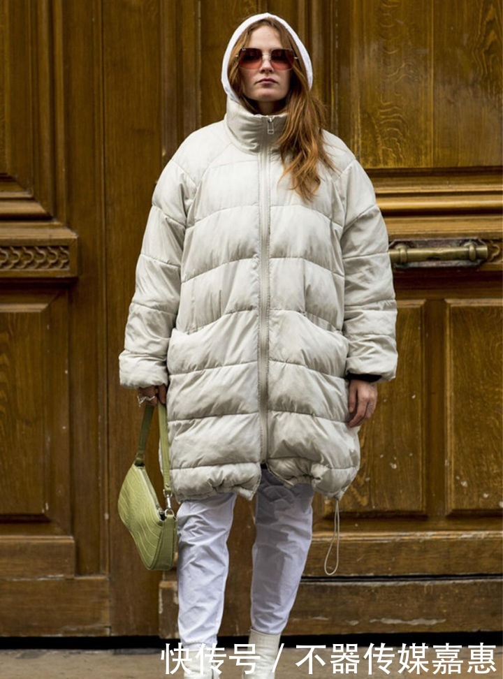 怎么才能将保暖利落的长款羽绒服穿出范呢!这样穿,优雅又精致