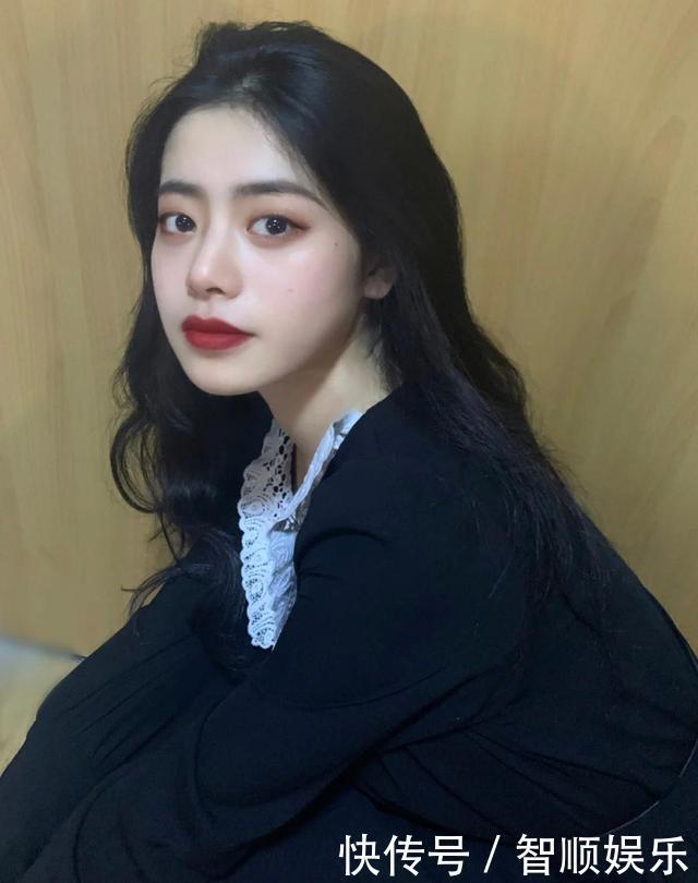 “港风色”更适合黄皮,素颜涂都很显白,关键是气质拿捏到位!