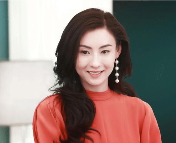 圆脸就放弃“黑长直”吧！换上这4种发型，气质变得更高级了！