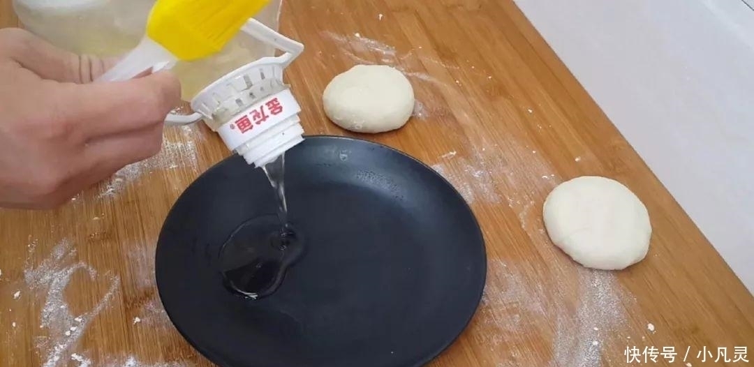 面粉|面粉这样做才最好吃,不用发面,出锅后个个鼓大泡,比油条都好吃