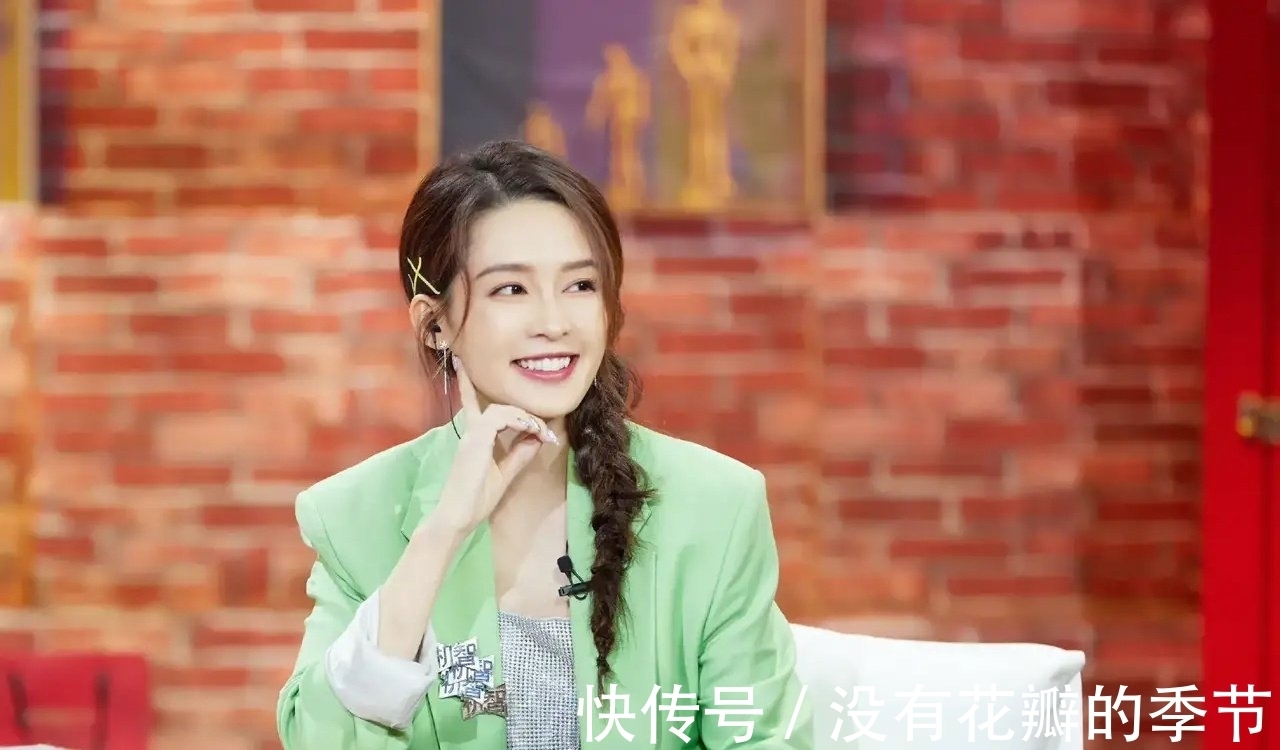 李沁工作室加更综艺节目照,甜美清新