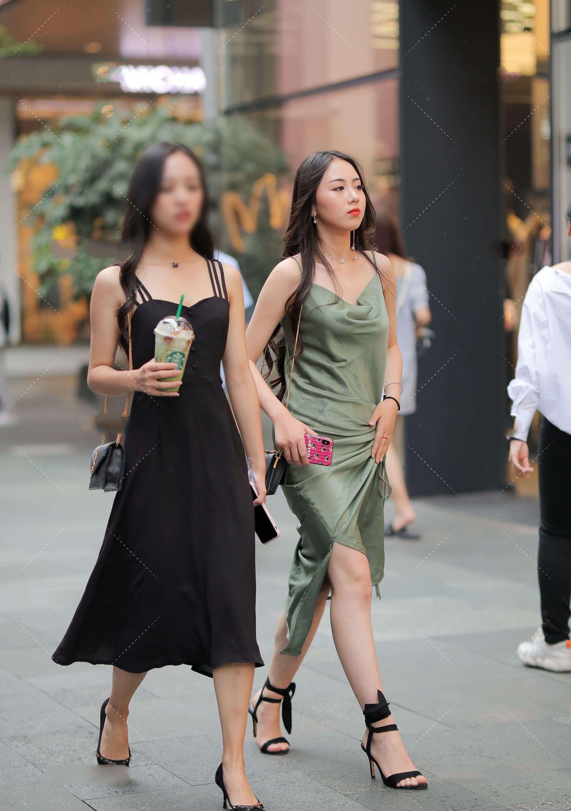连衣裙穿搭很时尚,一件草绿色长裙,也是优雅又气质
