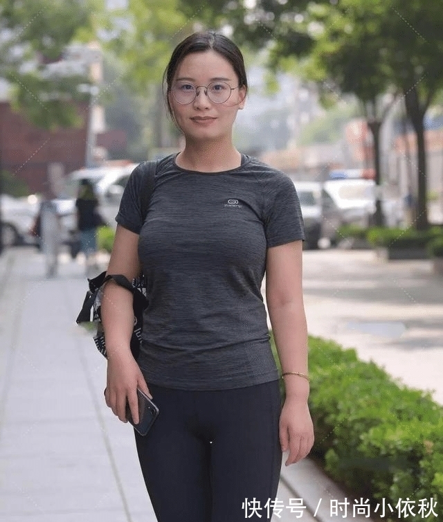 上高筒袜 瑜伽裤想有突出的表现可以搭配一双高筒袜,显腿细还时髦!