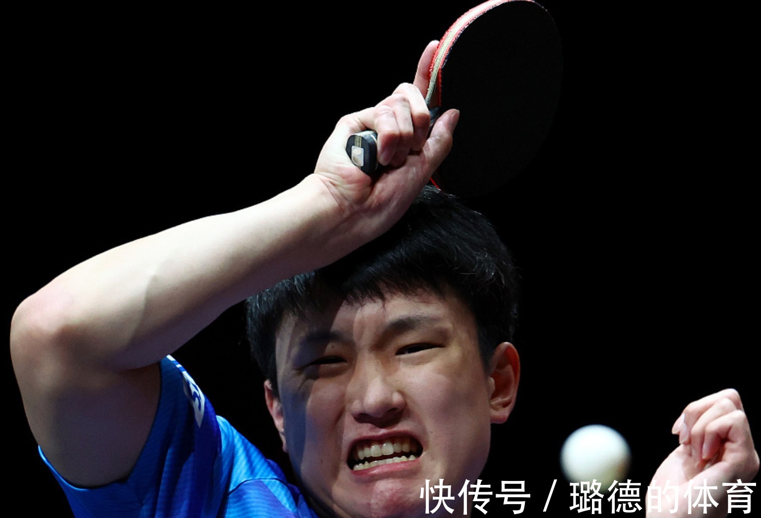 国乒|4位华人领奖,3位身穿中国红!国乒太强,张本智和被打出痛苦面具