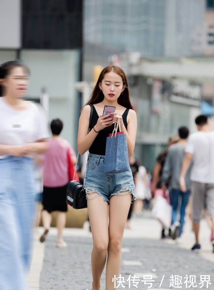 热裤|街拍:乞丐牛仔热裤,跟大长腿更配哦!