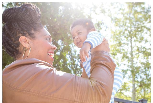 外面的世界|婴儿时常“蹬腿”,父母不要只顾着夸可爱,其中的深层原因别忽视