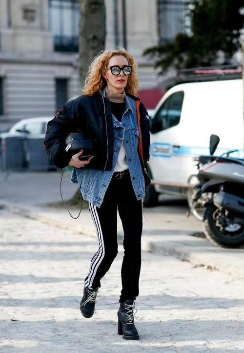 靴子+运动裤=2021最潮穿法，不管年龄多大，配这3种外套穿