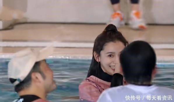 汪苏泷 杨颖接受惩罚落入水中,抬起头时鼻子突然“变形”伸手救场都晚