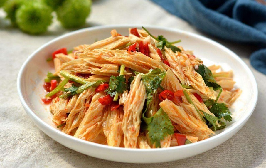 腐竹此种做法,下饭下酒香辣可口,开胃暖身,老公连吃3大碗饭