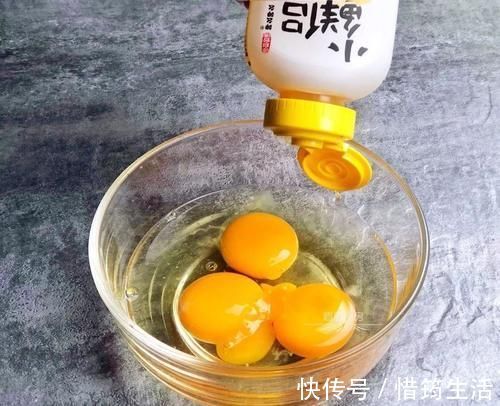 不用揉面,这菜做的饼真香,忍不住吃光了一大盘!