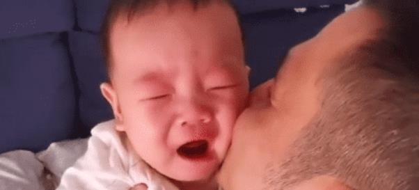 脸蛋|萌娃被妈妈亲VS被爸爸亲,最后哭得一塌糊涂完了,我不干净了