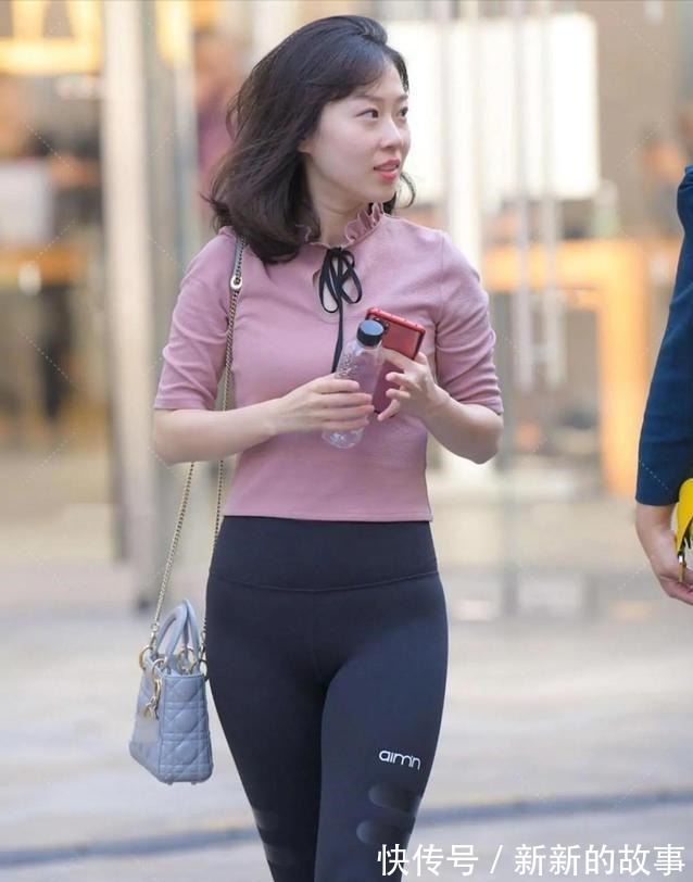 短袖 五十多岁了,真让人头疼,试试修身短袖搭配瑜伽裤,帮你解决烦恼!
