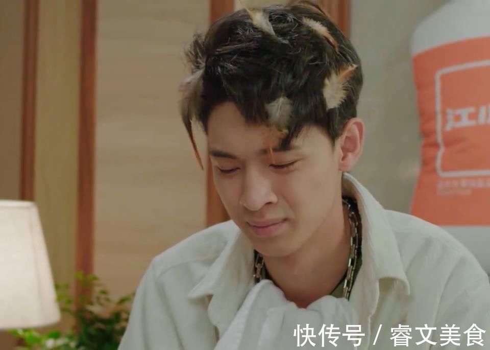 直男做饭寸草不生!德云社秦霄贤和尹正做鸡,满身是毛上蹿下跳