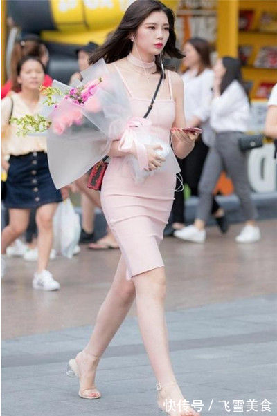 上衣|长发披肩的美女,搂肩上衣配个性裙,优雅多姿