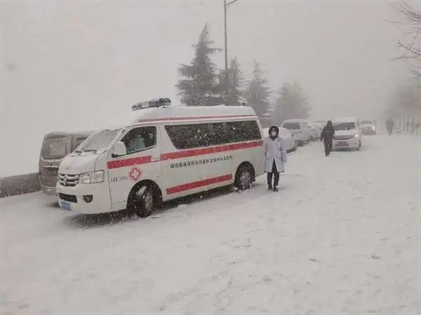 暴雪|突降暴雪！景区2000名游客滞留！