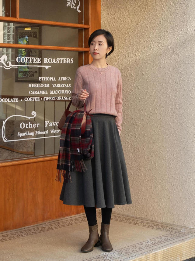 姐妹 优雅女人的衣橱里必备“毛衣”,尽显熟龄美,你心动了吗?