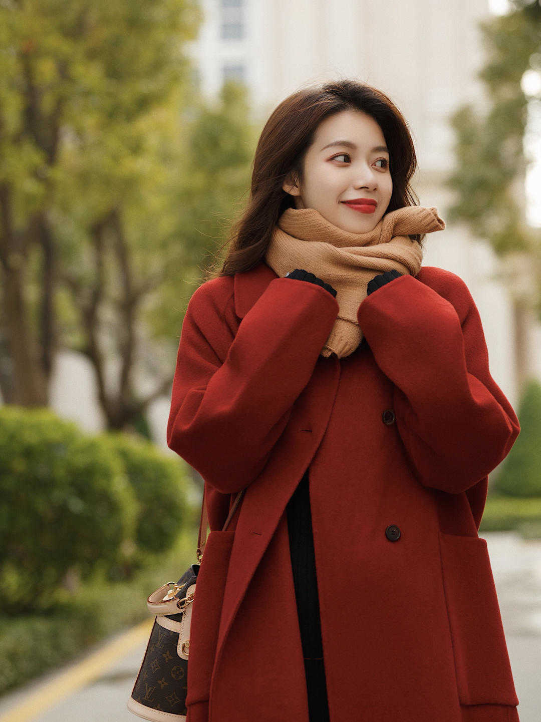 穿搭|秋冬买大衣,尽量减少黑白灰,这几种颜色更高级,衬托肤色显白