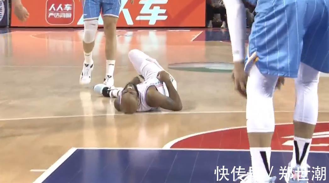 福建队|首钢狂屠对手,对方打出火气连续侵犯林书豪,后者直接趴到观众席