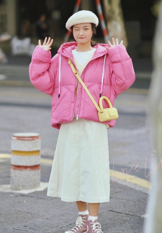 芭比 讲真,羽绒服穿这3种颜色太美了,时髦又保暖,适合黄黑皮