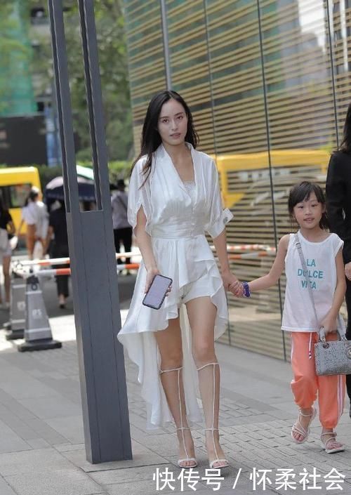 孩子都上小学了,还是一如既往的敢穿,她对得起时尚女郎的称号