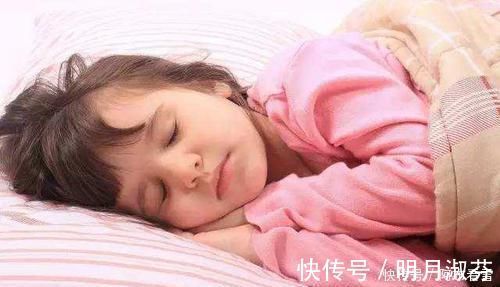 睡眠质量|宝宝常和这三类人睡觉，不仅心理发育更好，长大还会更优秀