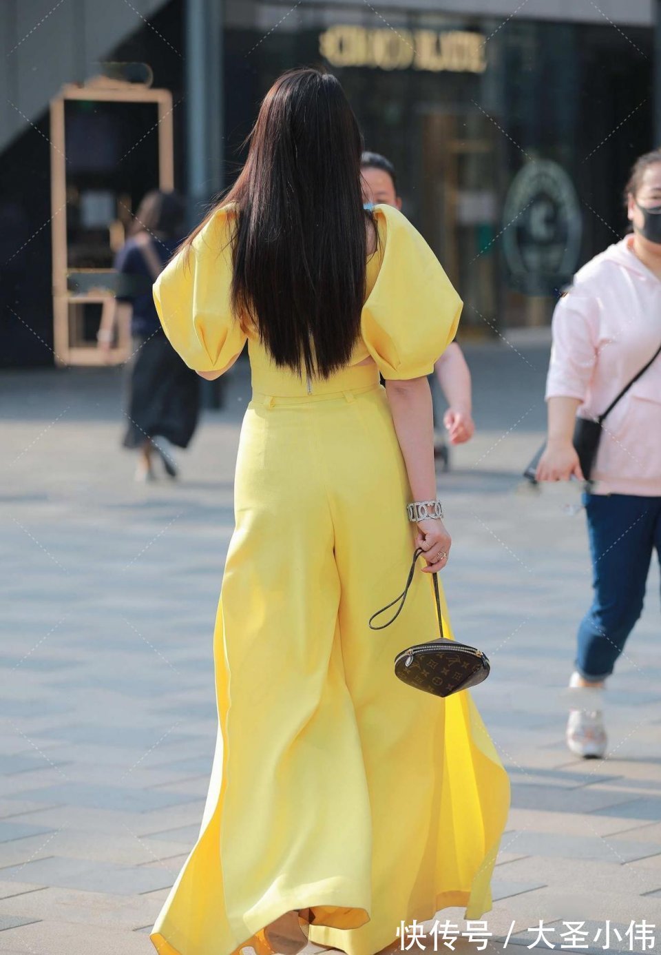 气质美女|美女街拍:看了这个气质美女,身材极好,第一次看到微胖也能这么美