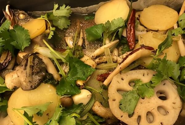 外面的烤鱼好吃，但是又贵，又怕不卫生，今天教你做家庭版烤鱼