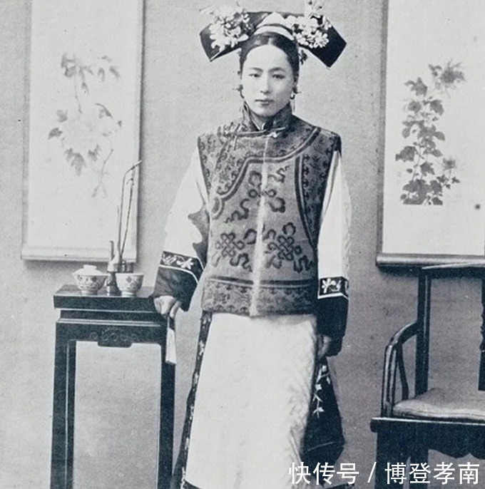 猪蹄|清朝老照片:女子心宽体胖,脚却小如猪蹄,图3贵族女子聚会