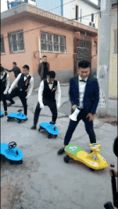 |搞笑GIF:看不懂妹子这样做的意义,凉快?