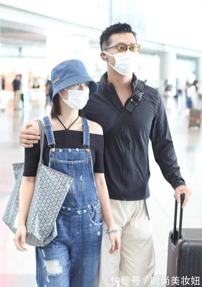 露肩|何超莲真是低调的“富家女”,穿背带裤走机场,气质不输大明星