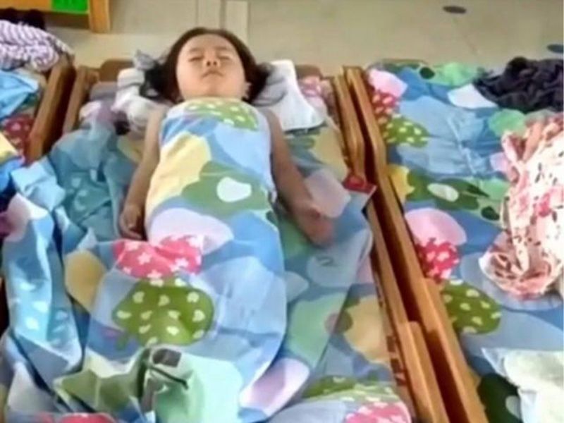 女孩在幼儿园午睡的样子真好笑，给不爱睡午觉的娃做了个正确示范