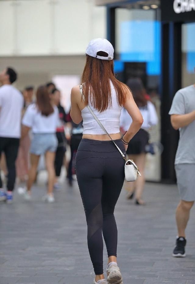 小腿处 运动女孩的穿搭,偏爱极简瑜伽裤,轻松塑造个人魅力